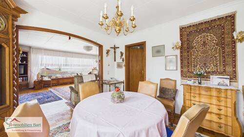 Esszimmer mit Zugang zu Wohnzimmer und Küche - 