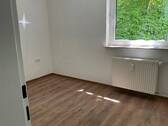 Blick in ein Zimmer mit Fenster und Heizkörper.jpg - 3 Zimmer Etagenwohnung zur Miete in Melsungen