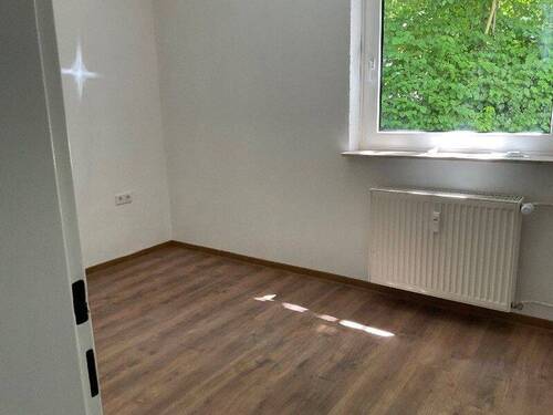 Blick in ein Zimmer mit Fenster und Heizkörper.jpg - 3 Zimmer Etagenwohnung zur Miete in Melsungen