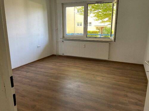 Weiteres Zimmer mit Fenster und Heizkörper.jpg - 3 Zimmer Etagenwohnung in Melsungen