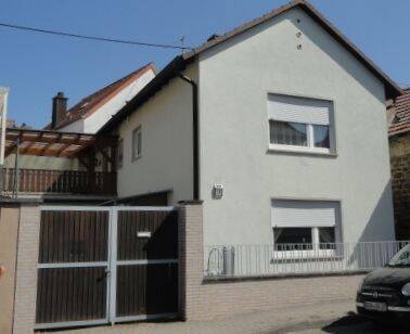 Strassenansicht - Gemütliches Einfamilienhaus für den geschickten Handwerker
