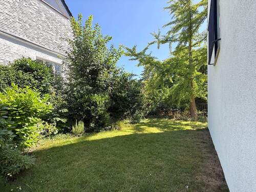 Garten neben dem Haus - 6 Zimmer Doppelhaushälfte in Bremen