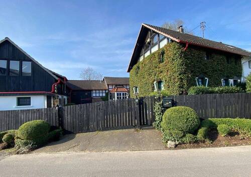 Straßenansicht Wellerscheid - Romantisches Hofanwesen mit 4 Wohnhäuser, Reitplatz und Stall