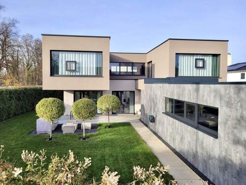 Titelbild - Für Individualisten: Architektenhaus mit Dreifachgarage in Thannhausen