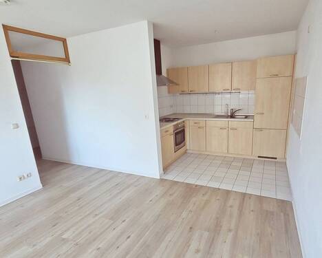 offene Einbauküche im Wohnzimmer - 