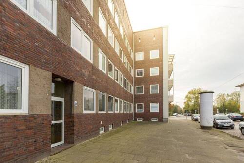 Hausansicht - Mit Balkon! Kleine 3-Zimmer-Wohnung mit Badewanne in Lehe!