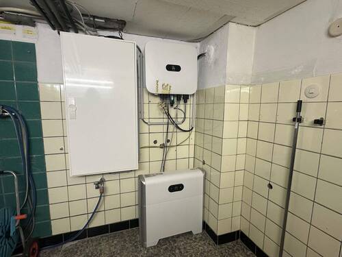 PV-Anlage/Wechselrichter/Speicher und Sicherungskasten im Keller - 