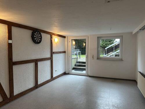 Partyraum im Keller mit Gartenausgang - 
