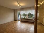 Wohnzimmer im EG mit Terrassenzugang - 