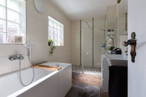 Walk-In Dusche und Badewanne - Etagenwohnung mit 120,00 m&sup2; in Burgbernheim zur Miete