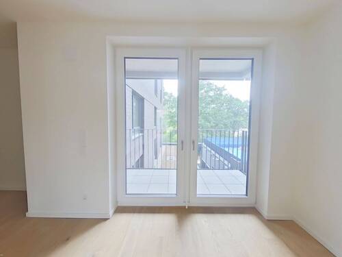 Wohnzimmer mit Blick zum Balkon - 