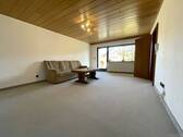 Helles Wohnzimmer mit Zugang zur Terrasse - 