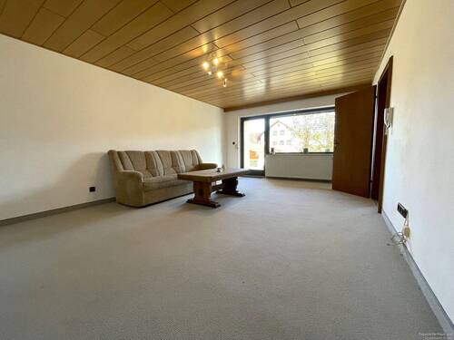Helles Wohnzimmer mit Zugang zur Terrasse - 