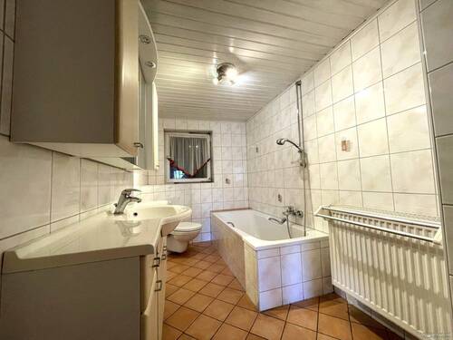 Praktisches Bad mit Badewanne im EG - 
