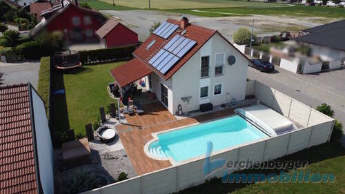 Ansicht Pool - Charmantes Wohnhaus für die Familie mit Luxuspool in Mamming