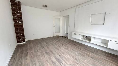 Wohnzimmer.jpg - Für sportliche junge Leute ! Nähe Fürther Straße, helle 3-ZW. 62 m², Balkon, EBK, 4.OG ohne Aufzug.