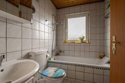 18353 Badezimmer - Mehrfamilienhaus, Wohnhaus mit 156,00 m² in Walsdorf zum Kaufen