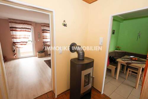 Flur mit Holzofen EG - 