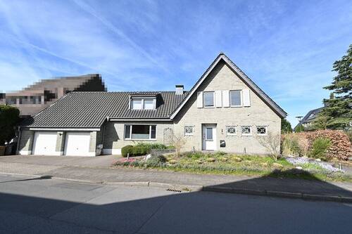Vorderansicht (1) - Großzügiges EFH in bevorzugter Lage von Traar auf 854 m² Grundstück mit ca. 228 m² Wfl. * teilsaniert u. modernisiert 2014