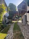 Einfahrt und Regenwassertonnen - 1 Zimmer Bauernhaus, Landhaus in Regnitzlosau