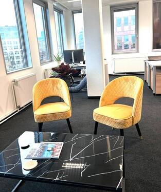 helles Teambüro mit Michel-Blick - 