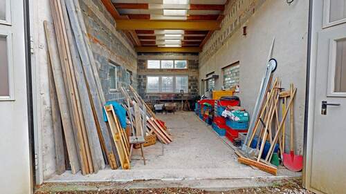 Die große Garage ist mit einer Länge von 8,60 m und einer Durchfahrt von 3,90 x 3,95 auch für große Wohnmobile oder eine Zugmaschine geeignet - 