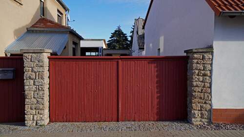 Die fast 4 m breite Toreinfahrt ermöglicht die Befahrbarkeit auch mit schwererem Gerät - 