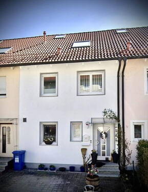 Front - Reihenmittelhaus in Landshut - 649.000,00&nbsp;EUR Kaufpreis, ca.&nbsp; 128,00&nbsp;m&sup2;&nbsp;Wohnfl&auml;che