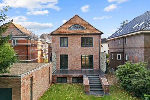 große, neu gestaltete Terrasse mit Treppe in den Garten - 