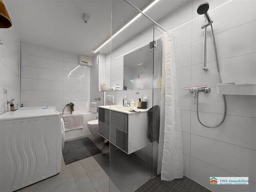 Bad mit Dusche und Wanne - 