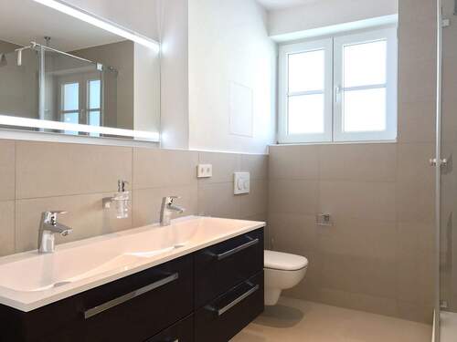 EG, 1.OG: Bad
- Mehrfamilienhaus, Wohnhaus mit 306,00 m² in Stuttgart zum Kaufen