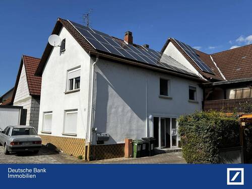 Außen - Zweifamilienhaus mit Potenzial und viel Platz in begehrter Lage von Herxheim