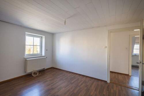 OG: Wohnzimmer 16 qm - 