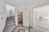 Übergang zur oberen Etage + Gäste-WC - 