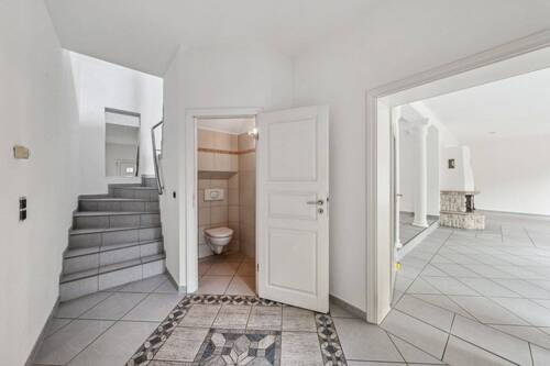 Übergang zur oberen Etage + Gäste-WC - 