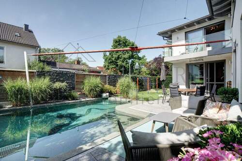 Ansicht Pool und Terrasse 5 - VERKAUF: Traumhaus in ruhiger Lage - Pool, Sauna & Whirlpool inklusive!