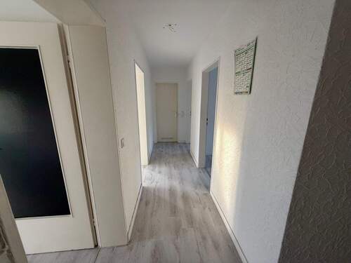 Einladender Flur mit vielen Stellflächen - 