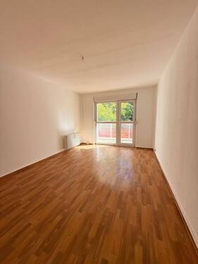 Wohnzimmer - Berlin Alt-Friedrichsfelde: 55m² gepflegte 2-Zimmer-Wohnung mit Süd-Balkon, Stauraum & guter Infrastruktur – ideal für Eigennutzer & Anleger