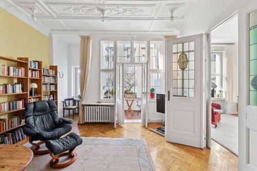 Zimmer 3 - mit Bleiglasflügeltüren und angrenzender Westloggia - 5 Zimmer Etagenwohnung zum Kaufen in Berlin
