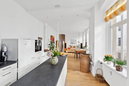 Offene Küche mit großzügigem Essbereich und Raum für weitere Möglichkeiten - Etagenwohnung mit 167,00 m² in Berlin zum Kaufen