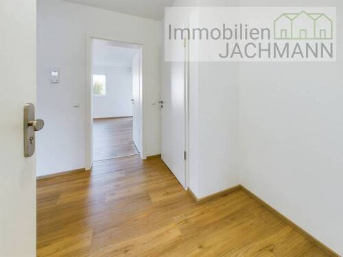 Eingang zur Wohnung - Etagenwohnung mit 90,90 m² in Schwarzach zum Kaufen