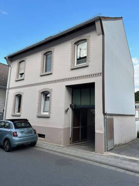 Aussenansicht Vorderseite - Einfamilienhaus in zentraler Lage : Modernisiert, Wohnküche, Kamin, Dachboden, Garten mit Remise