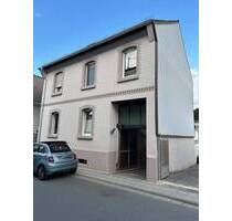 Einfamilienhaus in zentraler Lage: Modernisiert, Wohnküche, Kamin, Dachboden, Garten mit Remise - Mühltal / Nieder-Beerbach