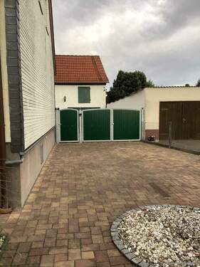 Einfahrtsbereich - 4 Zimmer Doppelhaushälfte in Hornhausen