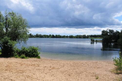 FLUGHAFENSEE MIT BADESTRAND IN DER NÄHE - 