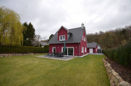 Ansicht mit Terrasse - Modernes Ferienhaus eingebettet in traumhaftes Naturidyll * Ostseebad Binz OT Serams *