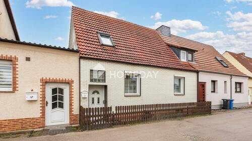 Außenansicht 1 - Ruhig wohnen, kreativ gestalten: DHH mit Garagen und geräumigem Nebenhaus für Handwerker in Genthin