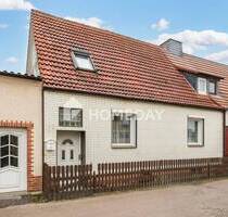 Ruhig wohnen, kreativ gestalten: DHH mit Garagen und geräumigem Nebenhaus für Handwerker in Genthin