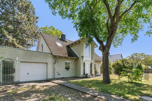 Straßenansicht mit Garage - 4 Zimmer Einfamilienhaus zum Kaufen in Berlin