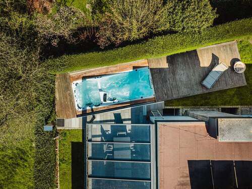 Drohnenansicht Pool - Wohnen wie im Urlaub: Exklusiver Bungalow mit eigenem Spa-Bereich im Grünen